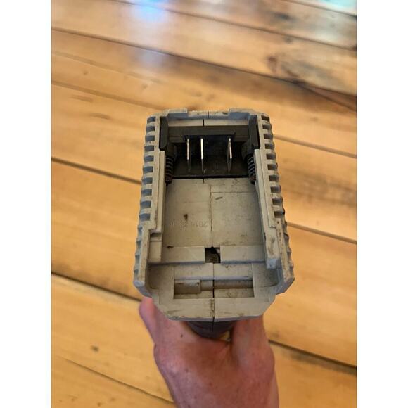 PORTER CABLE 20V MAX Angle Grinder Tool, 4-1/2-Inch, Tool Only PCC761 - Picture 4 of 5